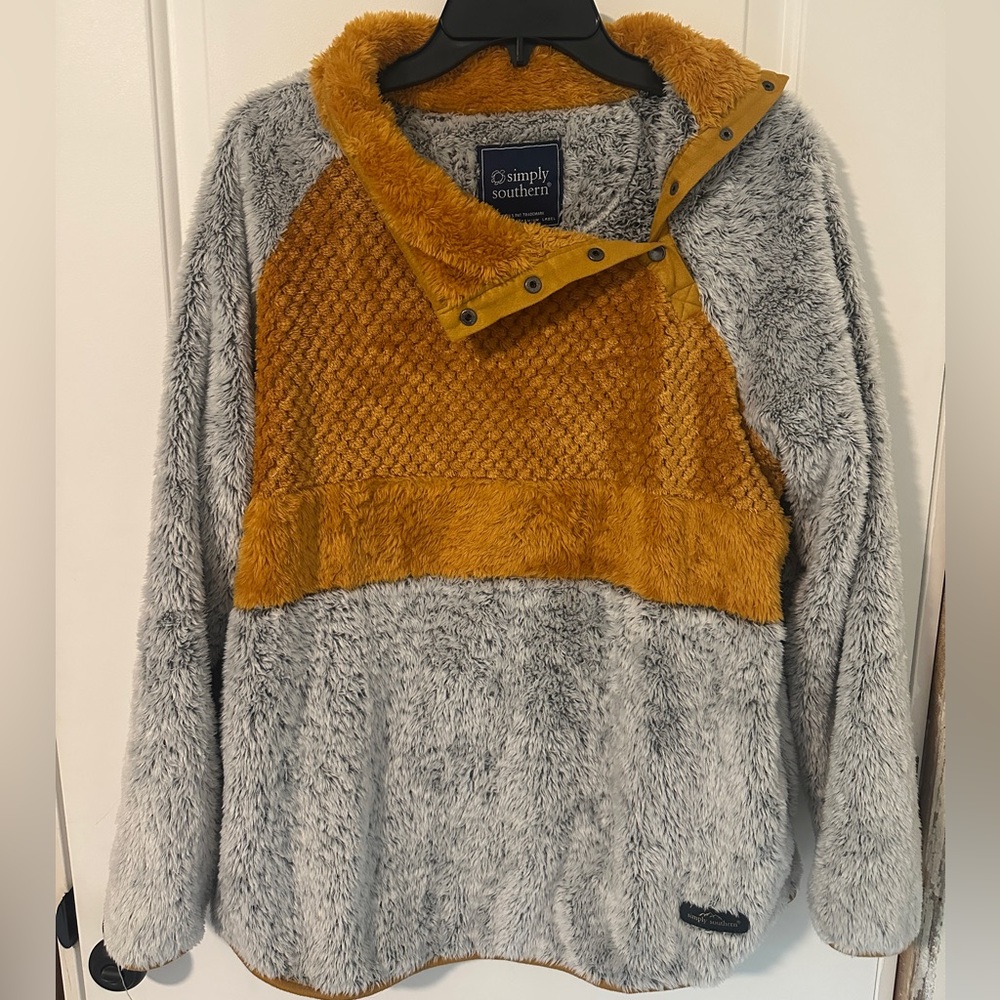 Simply Southern pullover 

Mustard and grey. Has side pockets

XL fits like a L